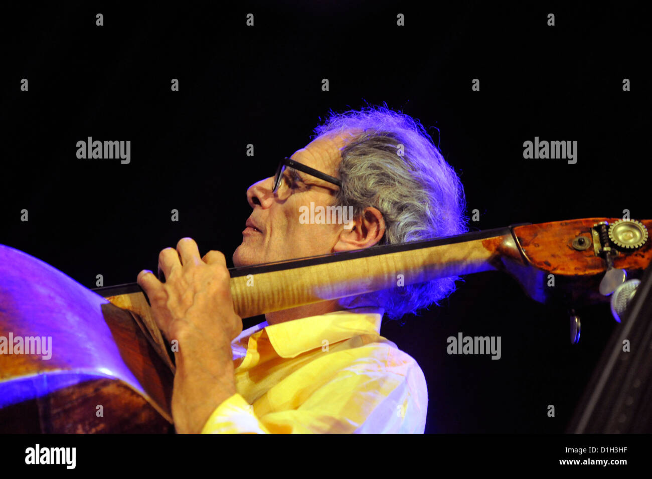 American jazz et world music ensemble à l'Oregon Jamboree Jazz en Pologne. Glen Moore joue la basse. Banque D'Images