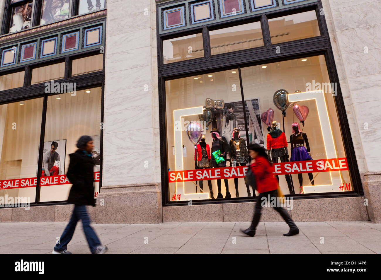 Les gens qui marchent par H&M magasin de vêtements présentation fenêtre -  Washington, DC USA Photo Stock - Alamy