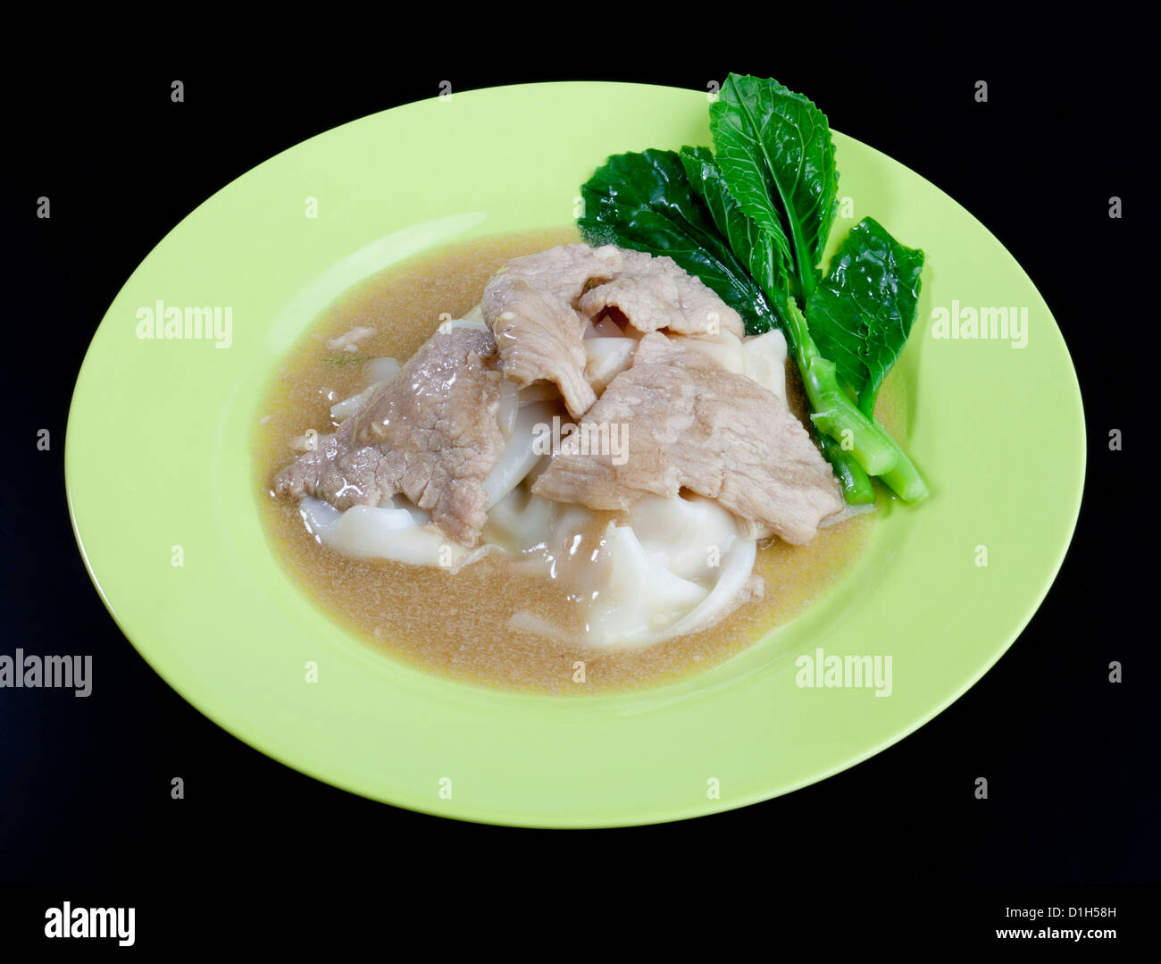 Nouilles thaï avec des tranches de porc et sauce d'assaisonnement avec des feuilles de chou Banque D'Images