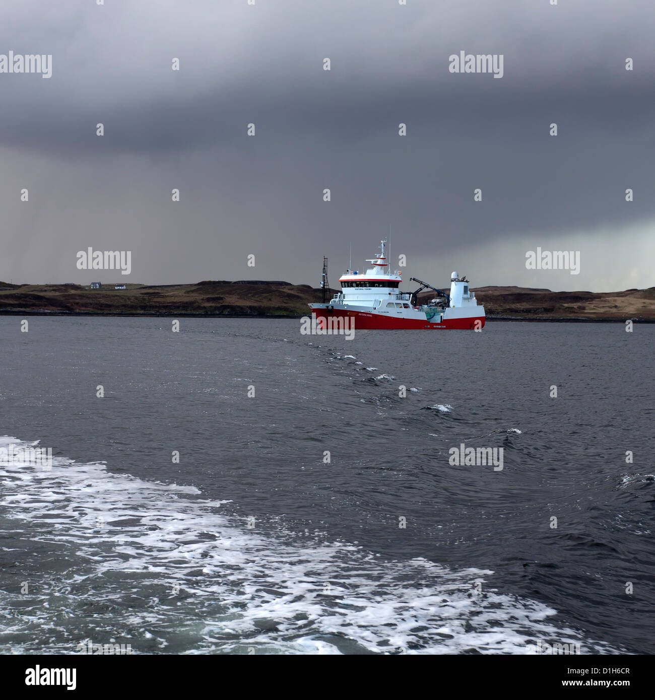 L'élevage de poissons, bateau bien Portnalong, Loch Harport, Isle of Skye, Scotland, UK Banque D'Images