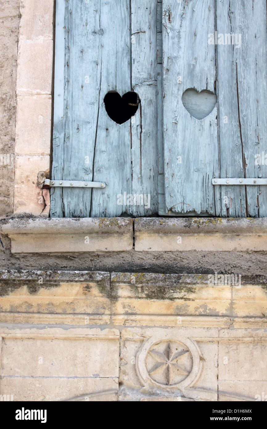 Fenêtre avec coeur dans le village Oppède-le-Vieux en Provence dans le sud de la France Banque D'Images