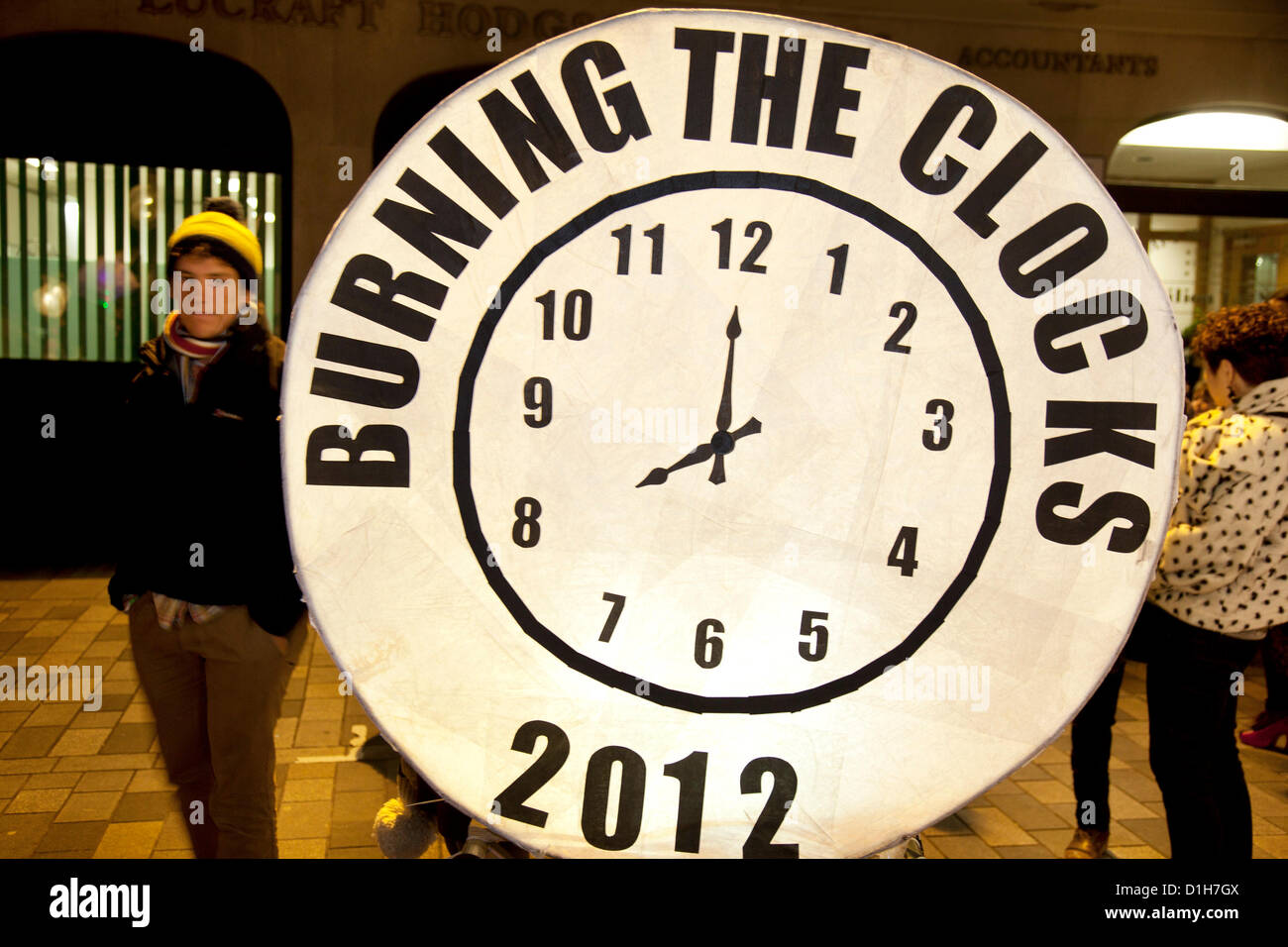 Brighton, UK. Vendredi 21 décembre 2012. Burning the Clocks a été une tradition de Brighton depuis près de deux décennies. Cet événement a lieu le solstice d'hiver, le jour le plus court de l'année. Un défilé de 2 000-strong serpente à travers les rues et les gens passent leurs lanternes de papier fait main et de saule - symboliquement remplie avec leurs espoirs et leurs rêves - dans un feu de joie pour brûler les "horloges" et bienvenue dans la nouvelle journée. Banque D'Images