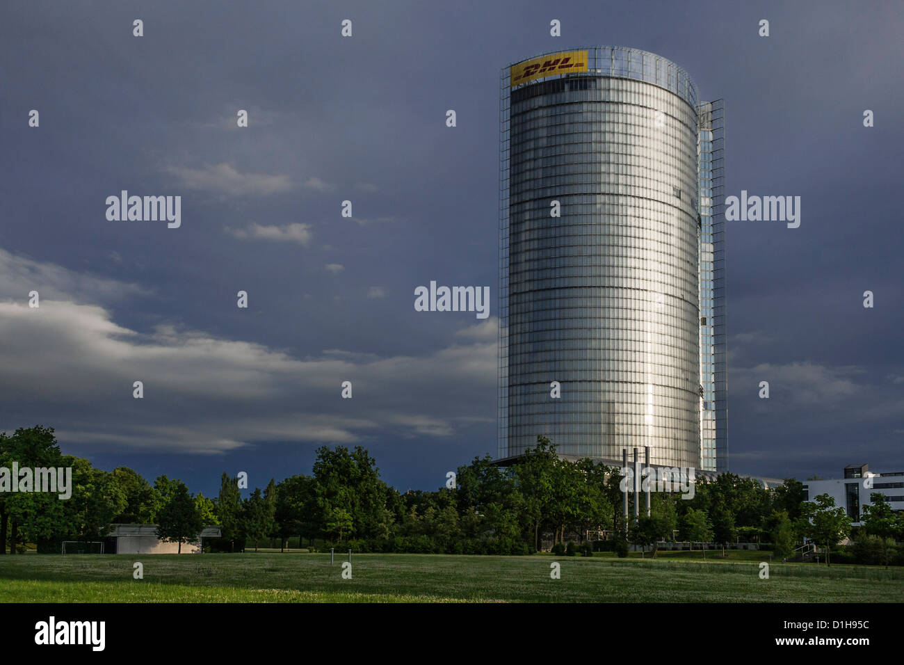 Posttower, siège de Deutsche Post DHL à Bonn, dans une atmosphère houleuse Banque D'Images