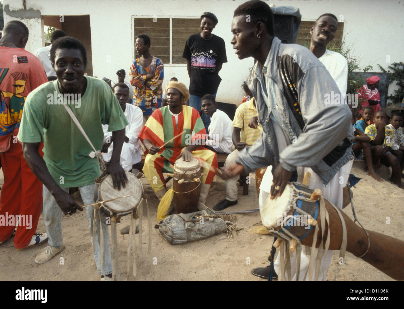 Un groupe local en Gambie avec deux batteurs Banque D'Images