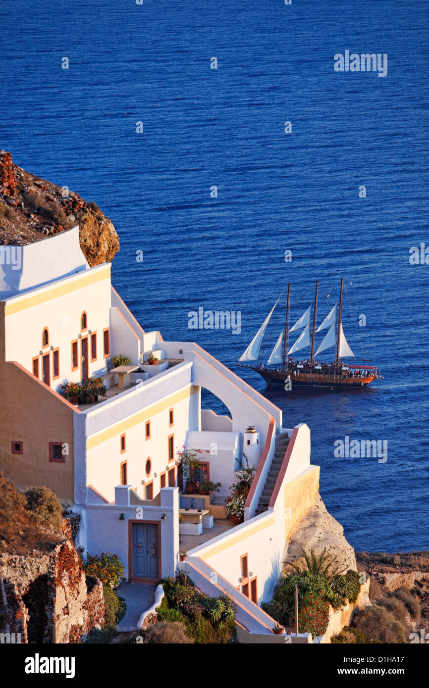 Un navire faisant une croisière à Santorin, Grèce Banque D'Images