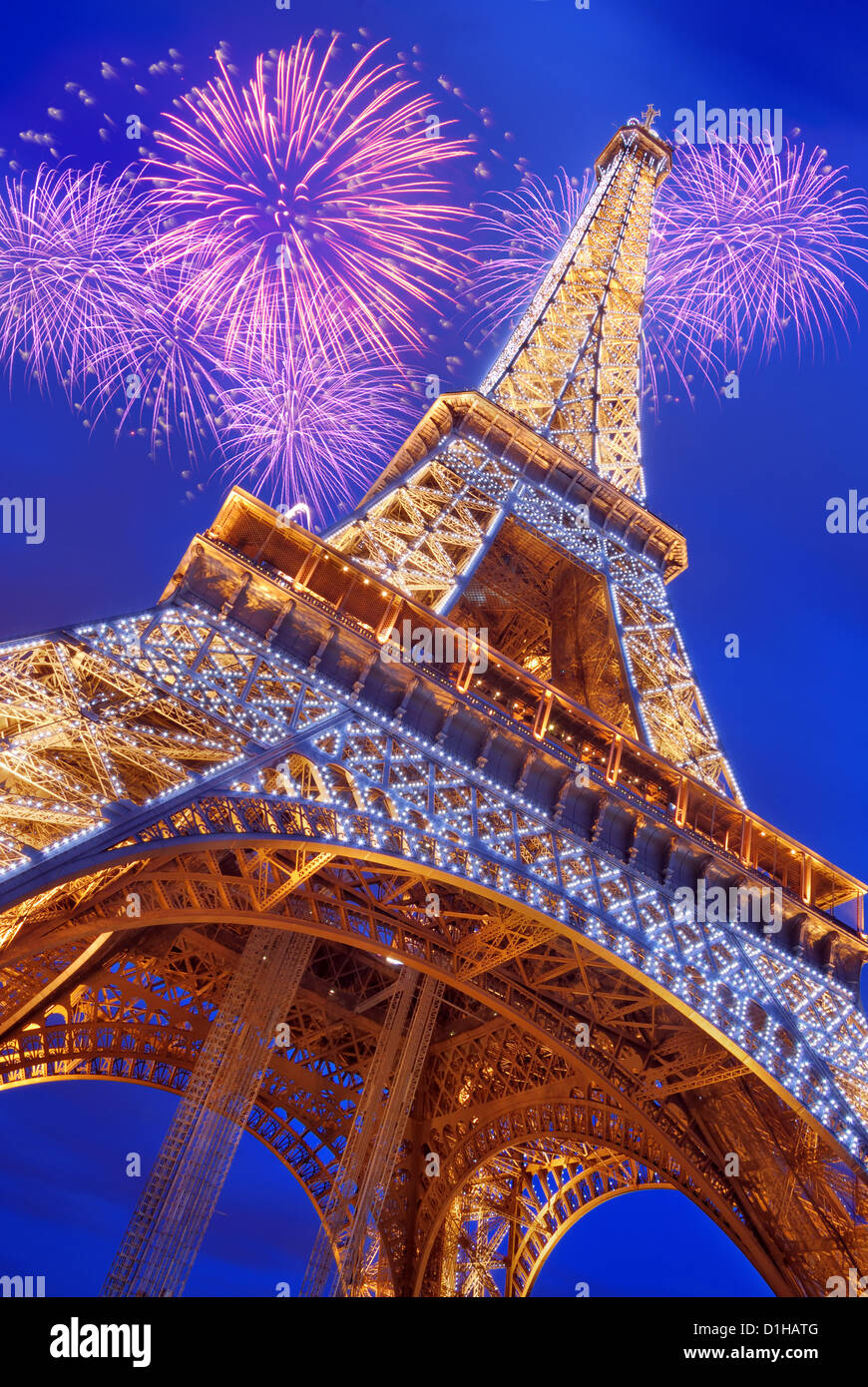 La Tour Eiffel à partir de bas en haut dans la soirée à Paris, France. Banque D'Images