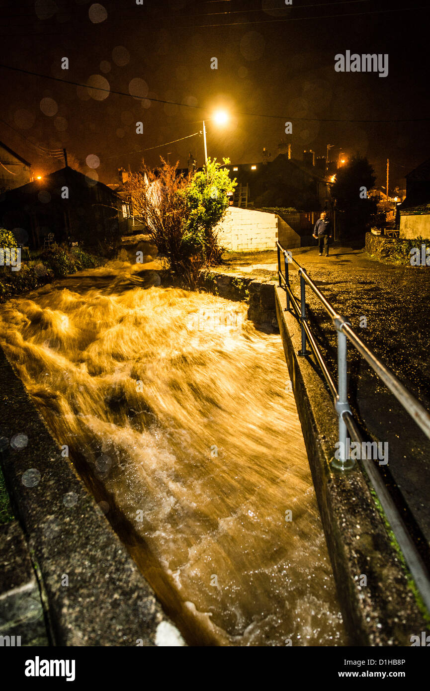 Samedi 22 décembre 2012. Talybont, près de Aberystwyth, Ceredigion Pays de Galles au Royaume-Uni. Après une journée de forte pluie, la rivière Leri a encore augmenté pour atteindre des niveaux qui sont à l'origine de l'anxiété dans ce village, qui a subi des dommages considérables dans les inondations du 7 au 8 juin 2012. L'autorité locale a fourni des sacs pour les résidents locaux pour protéger leurs propriétés, et l'Agence de l'environnement a été prédit que le niveau des cours d'eau serait bientôt commencer à baisser lorsque les pluies ont cessé Photo ©keith morris. Banque D'Images