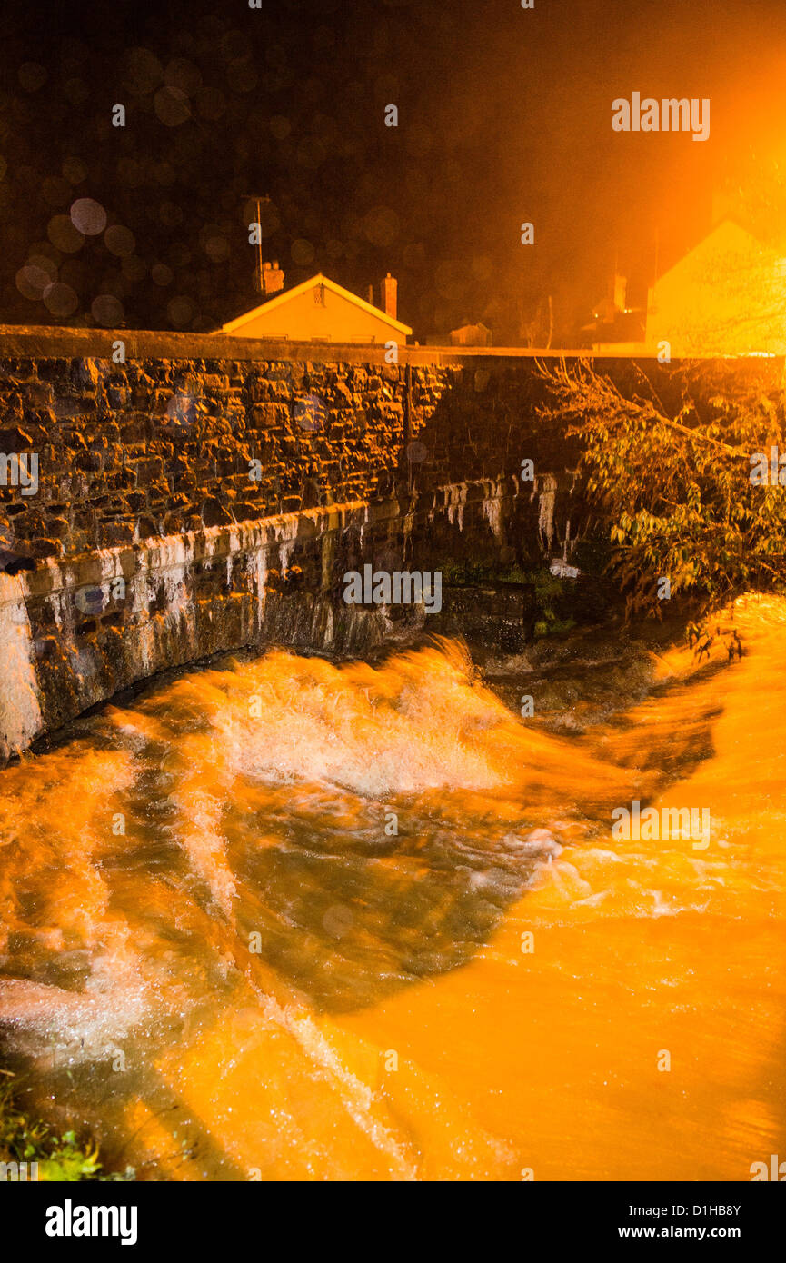 Samedi 22 décembre 2012. Talybont, près de Aberystwyth, Ceredigion Pays de Galles au Royaume-Uni. Après une journée de forte pluie, la rivière Leri a encore augmenté pour atteindre des niveaux qui sont à l'origine de l'anxiété dans ce village, qui a subi des dommages considérables dans les inondations du 7 au 8 juin 2012. L'autorité locale a fourni des sacs pour les résidents locaux pour protéger leurs propriétés, et l'Agence de l'environnement a été prédit que le niveau des cours d'eau serait bientôt commencer à baisser lorsque les pluies ont cessé Photo ©keith morris. Banque D'Images