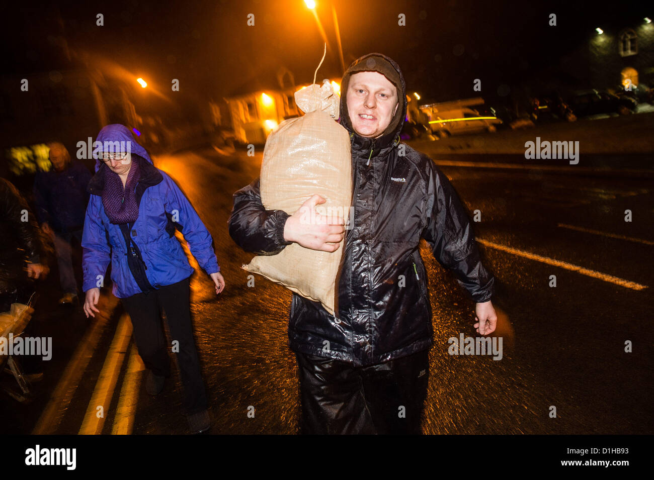 Samedi 22 décembre 2012. Talybont, près de Aberystwyth, Ceredigion Pays de Galles UK Après une journée de forte pluie, la rivière Leri a encore augmenté pour atteindre des niveaux qui sont à l'origine de l'anxiété dans ce village, qui a subi des dommages considérables dans les inondations du 7 au 8 juin 2012. L'autorité locale a fourni des sacs pour les résidents locaux pour protéger leurs propriétés, et l'Agence de l'environnement a été prédit que le niveau des cours d'eau serait bientôt commencer à baisser lorsque les pluies ont cessé Photo ©keith morris. Banque D'Images