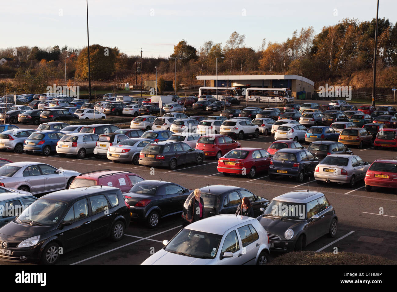 Femmes à l'approche de voiture en stationnement à Belmont, Belmont Park and Ride Durham North East England UK Banque D'Images