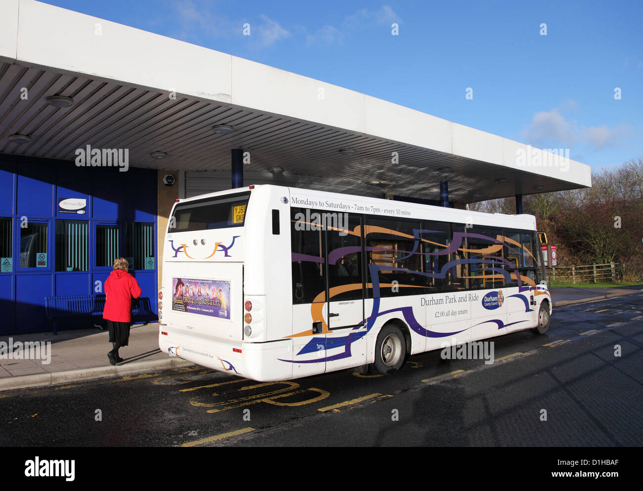 Femme marche vers bus à Durham, Belmont Park and Ride North East England UK Banque D'Images