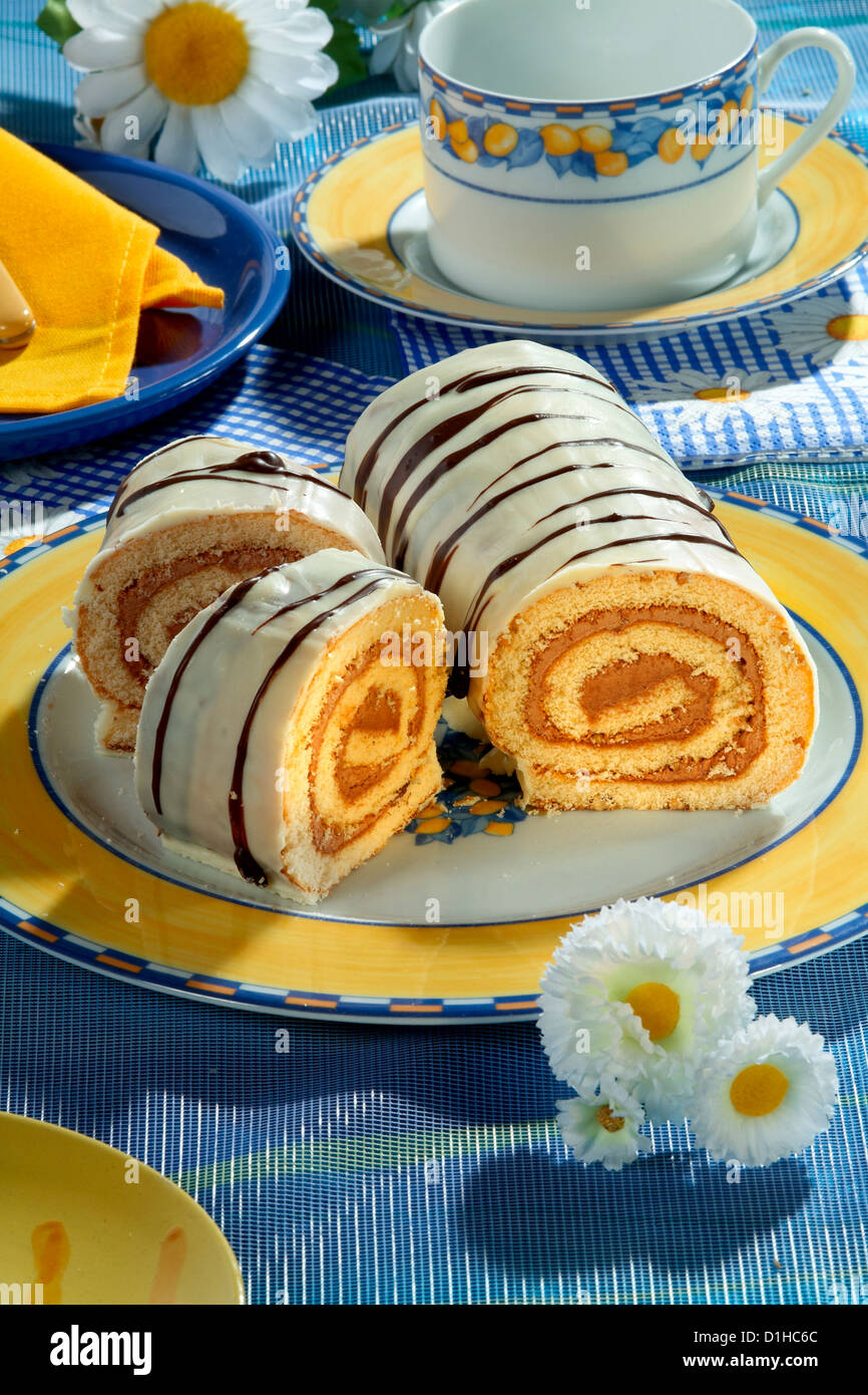 Glaçage au chocolat Gâteau avec rouleau Banque D'Images