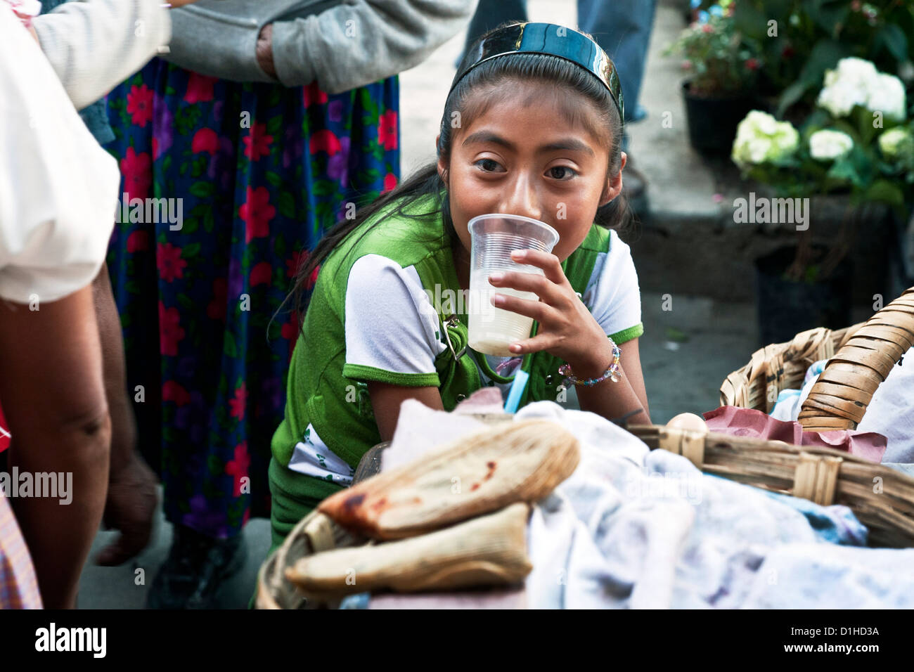 Jeune fille indienne indigène se trouve de boire un verre d'agua fresca eau de fruits à La Merced market Oaxaca de Juarez au Mexique Banque D'Images