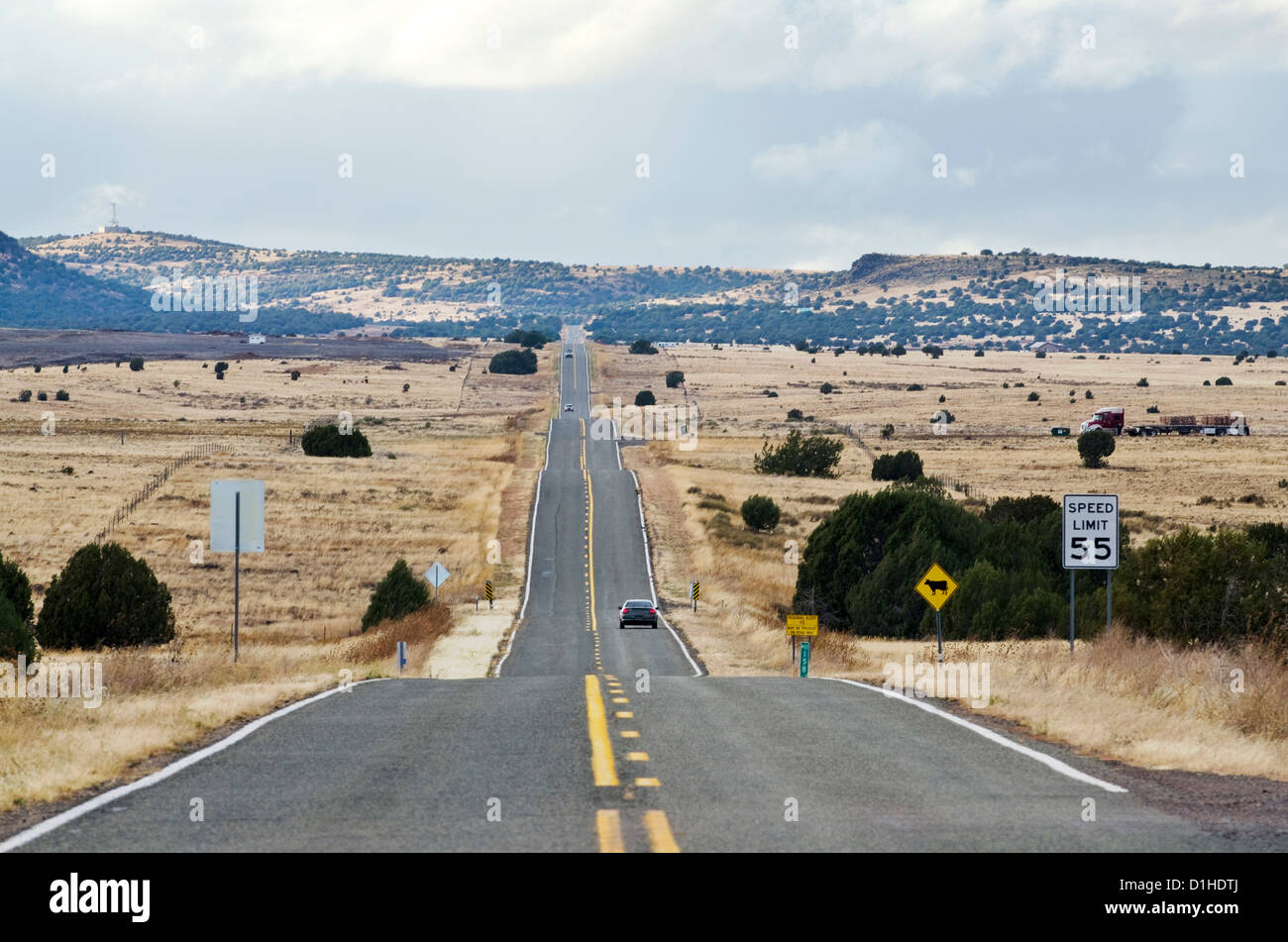 La célèbre Route 66, route, s'étend à travers le désert de l'Arizona près de Seligman, NM. Banque D'Images