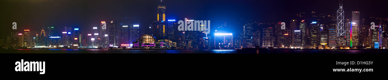 Hong Kong skyline Vue de nuit avec des réflexions à Victoria Harbour Banque D'Images