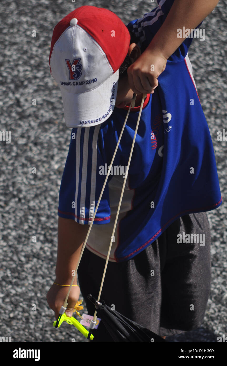 Naha, Okinawa, Japon, l'enfant avec une écharpe le long Kokusai-dori Banque D'Images