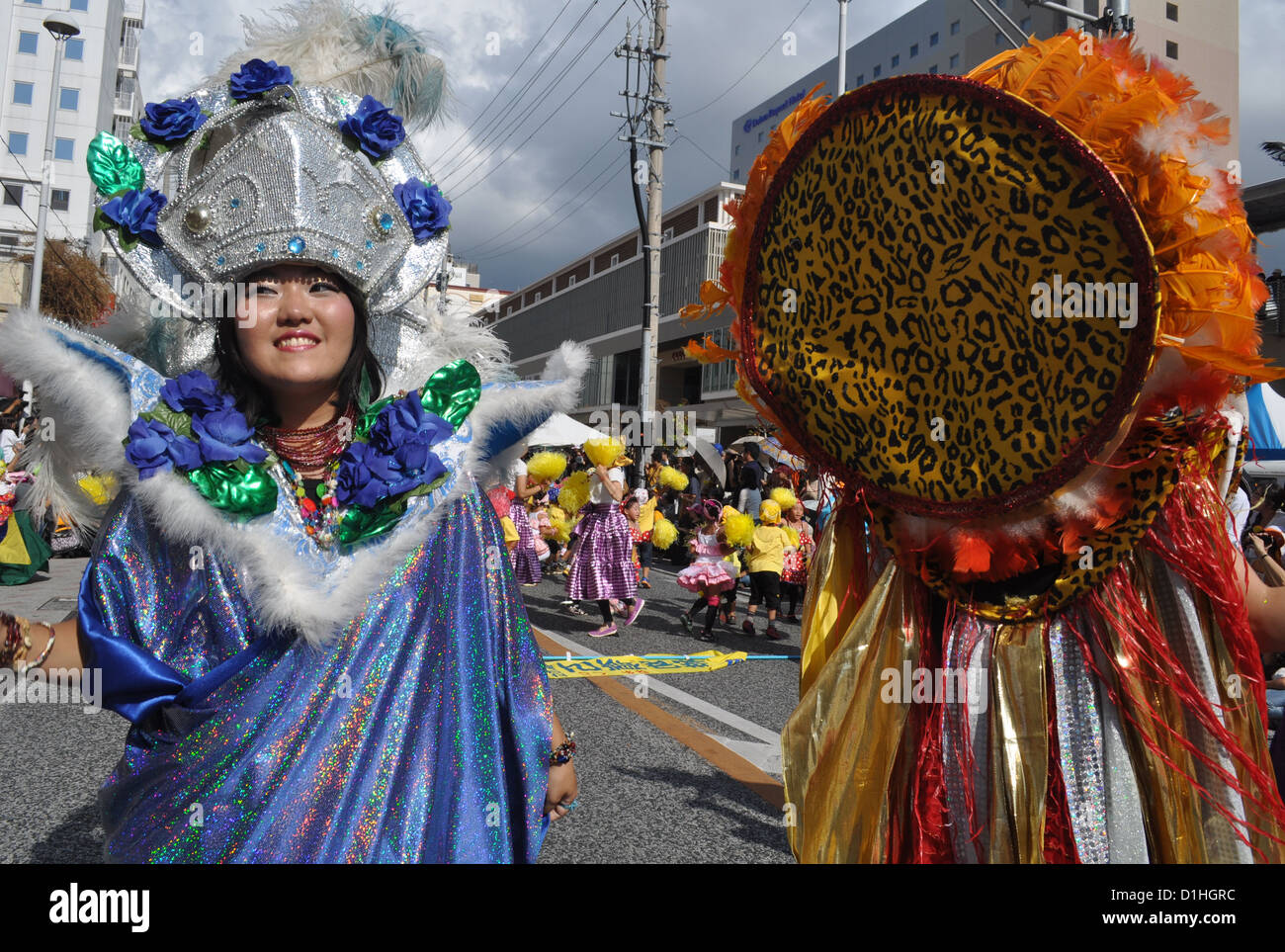 Naha, Okinawa, Japon, groupe folklorique inspirée à São Vicente, la ville jumelle brésilienne de Naha, le long Kokusai-dori Banque D'Images