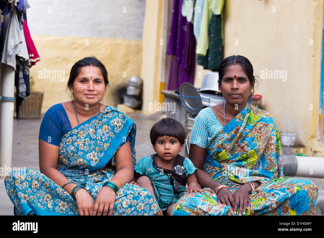 Deux femmes du village de l'Inde rurale et sa jeune fille. L'Andhra Pradesh, Inde Banque D'Images