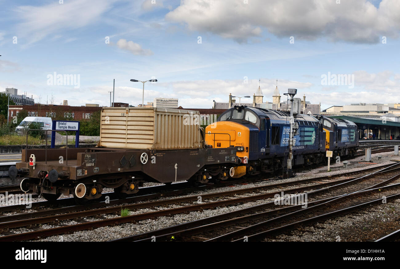 Deux locomotives classe 37 transportant une fiole à travers la ville de Bristol. Banque D'Images