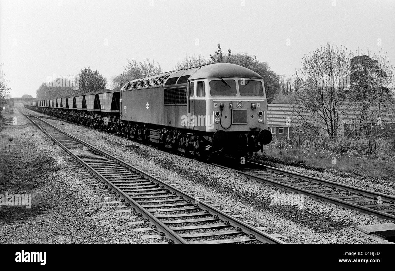 Locomotive diesel de la classe 56 No 56029 tirant MGR Train de charbon, Warwick, Royaume-Uni. 1985 Banque D'Images