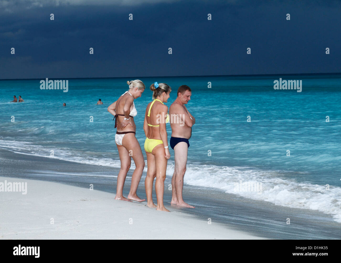 Deux femmes et un homme, trois adulte à la plage, mer des Caraïbes, Varadero, Cuba Banque D'Images