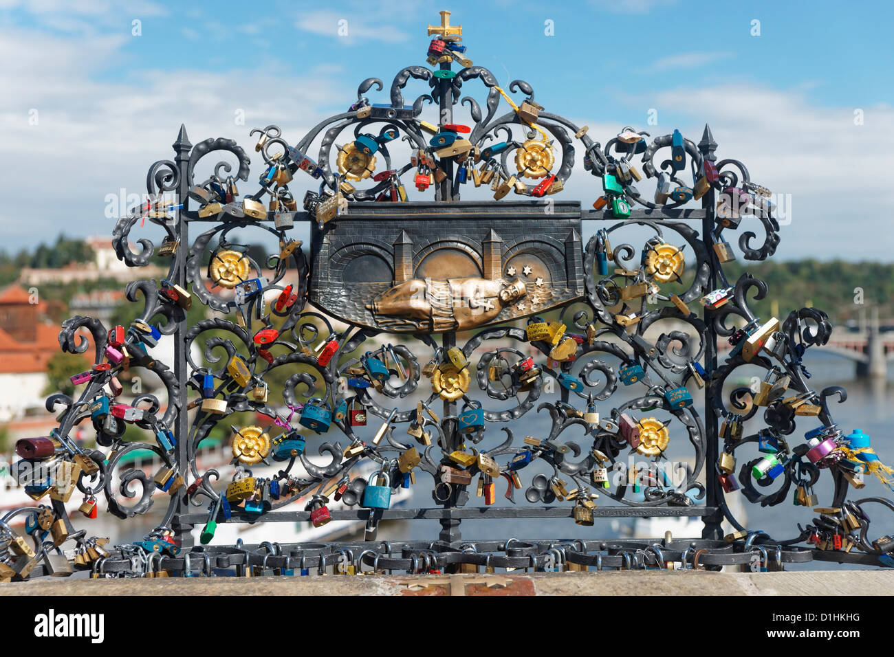 Cadenas d'amour Pont Charles, Prague, République tchèque. Relief de St Jean Banque D'Images