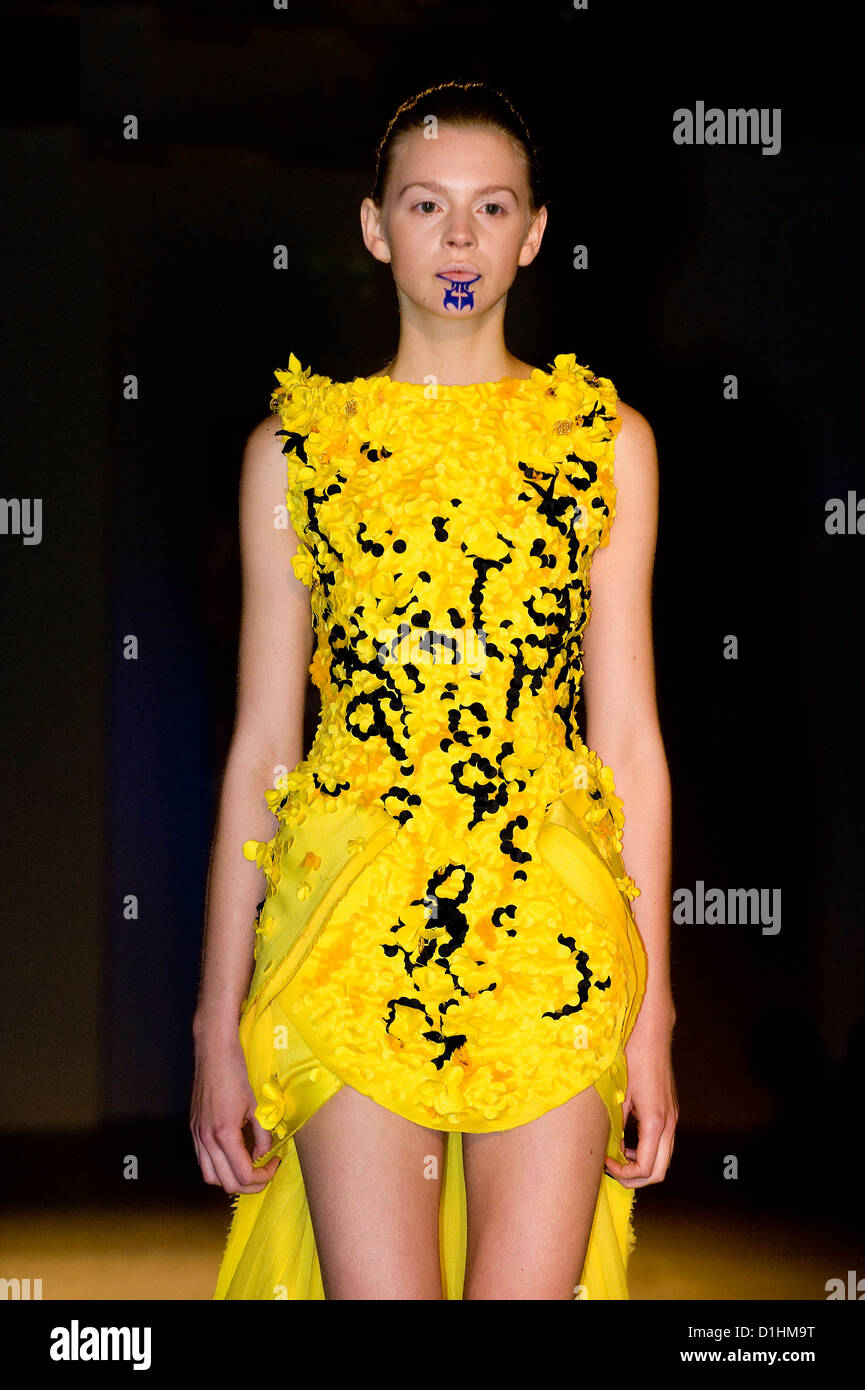 Le modèle catwalk à Fyodor Golan et fashion show in motion au Victoria & Albert Museum, Londres. La peinture pour le visage, Banque D'Images Le modèle catwalk à Fyodor Golan et fashion show in motion au Victoria & Albert Museum, Londres. La peinture pour le visage, Banque D'Images