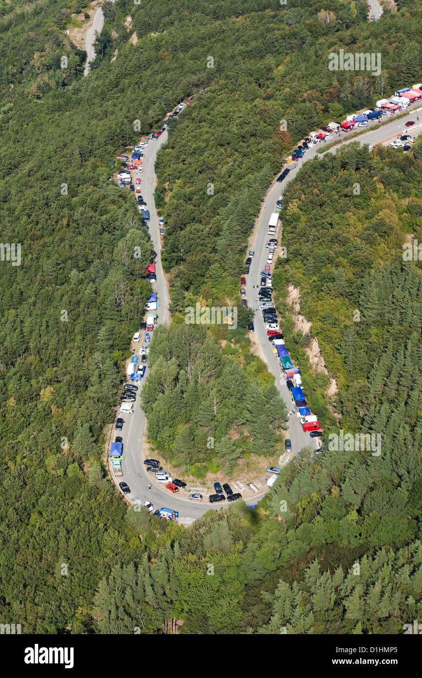 Vue aérienne de voitures passent par une route de montagne Banque D'Images