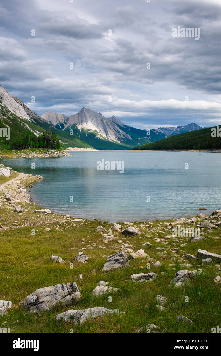 Le lac Medicine, Jasper National Park, Alberta, Canada Banque D'Images