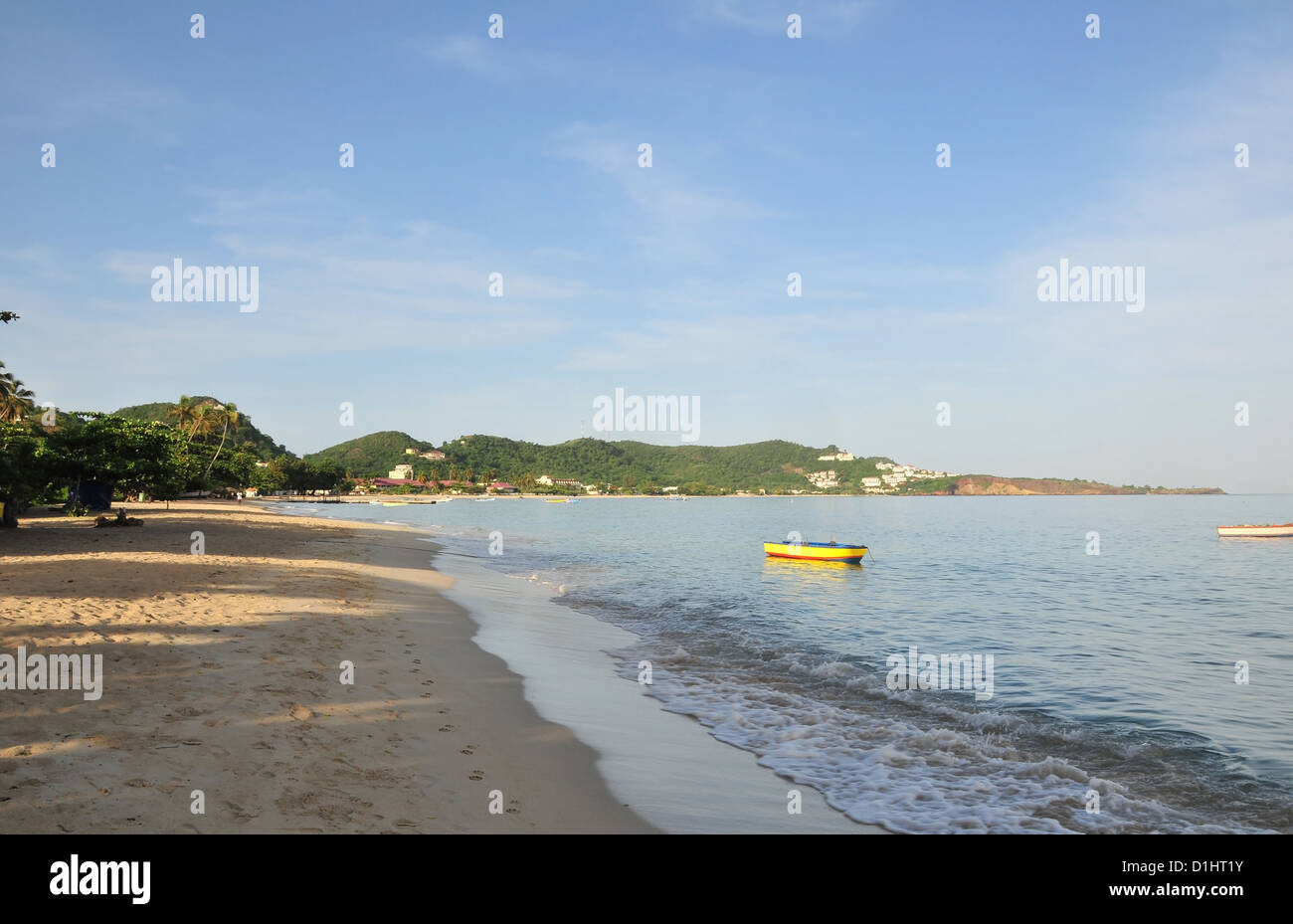 Vue sur le ciel bleu, des vagues de sable jaune, de petits bateaux, plage de Grand'Anse, sud au point de mise en quarantaine, St George's, Grenade, West Indies Banque D'Images