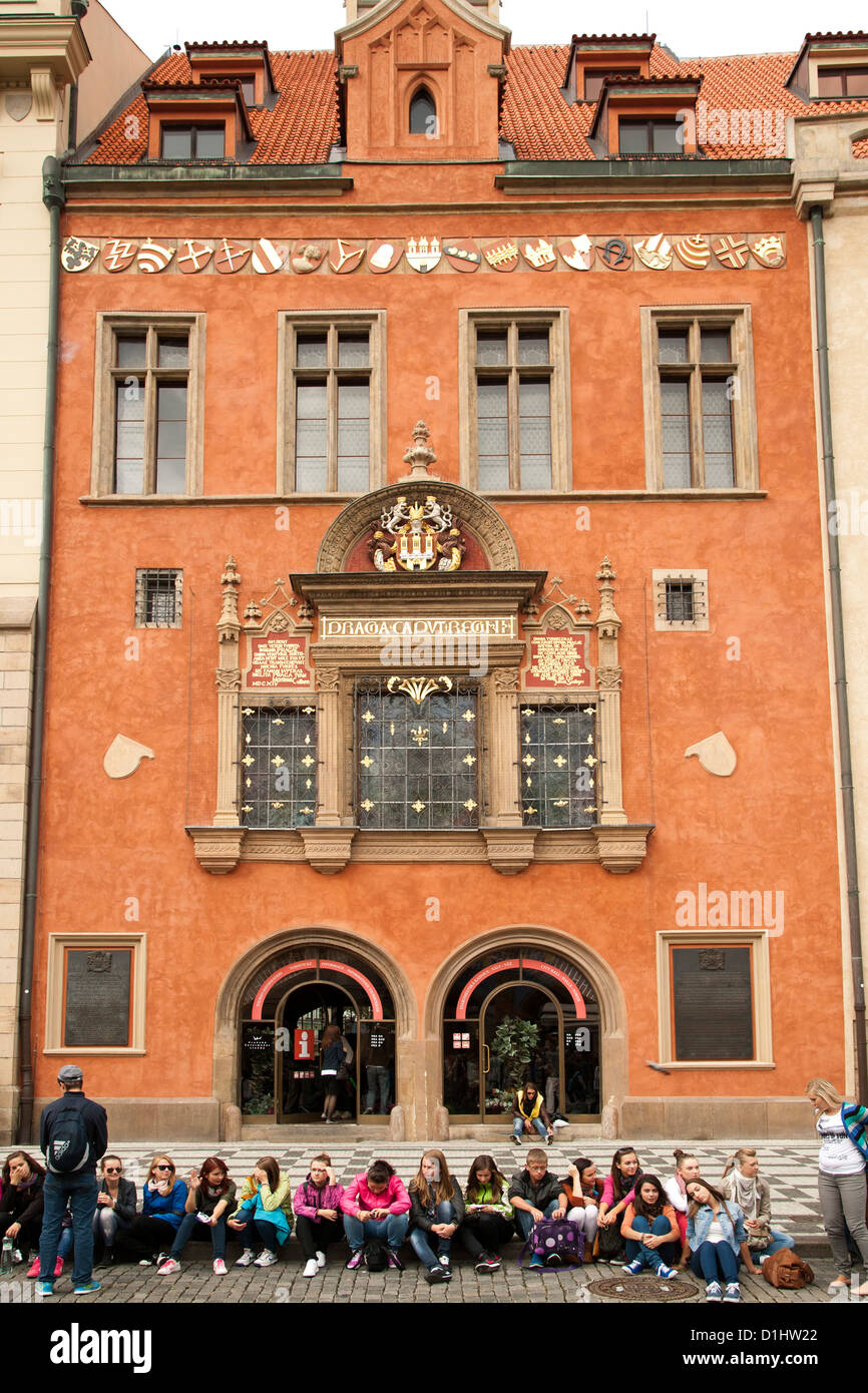 Immeuble sur Staroměstské náměstí (Place de la vieille ville) à Prague, la capitale de la République tchèque. Banque D'Images