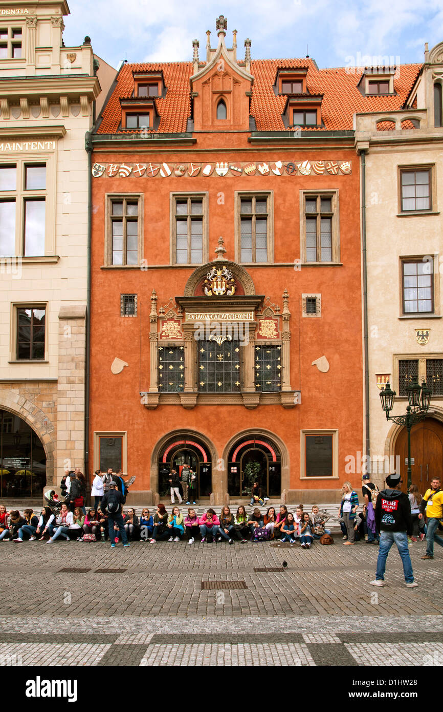 Bâtiments sur Staroměstské náměstí (Place de la vieille ville) à Prague, la capitale de la République tchèque. Banque D'Images