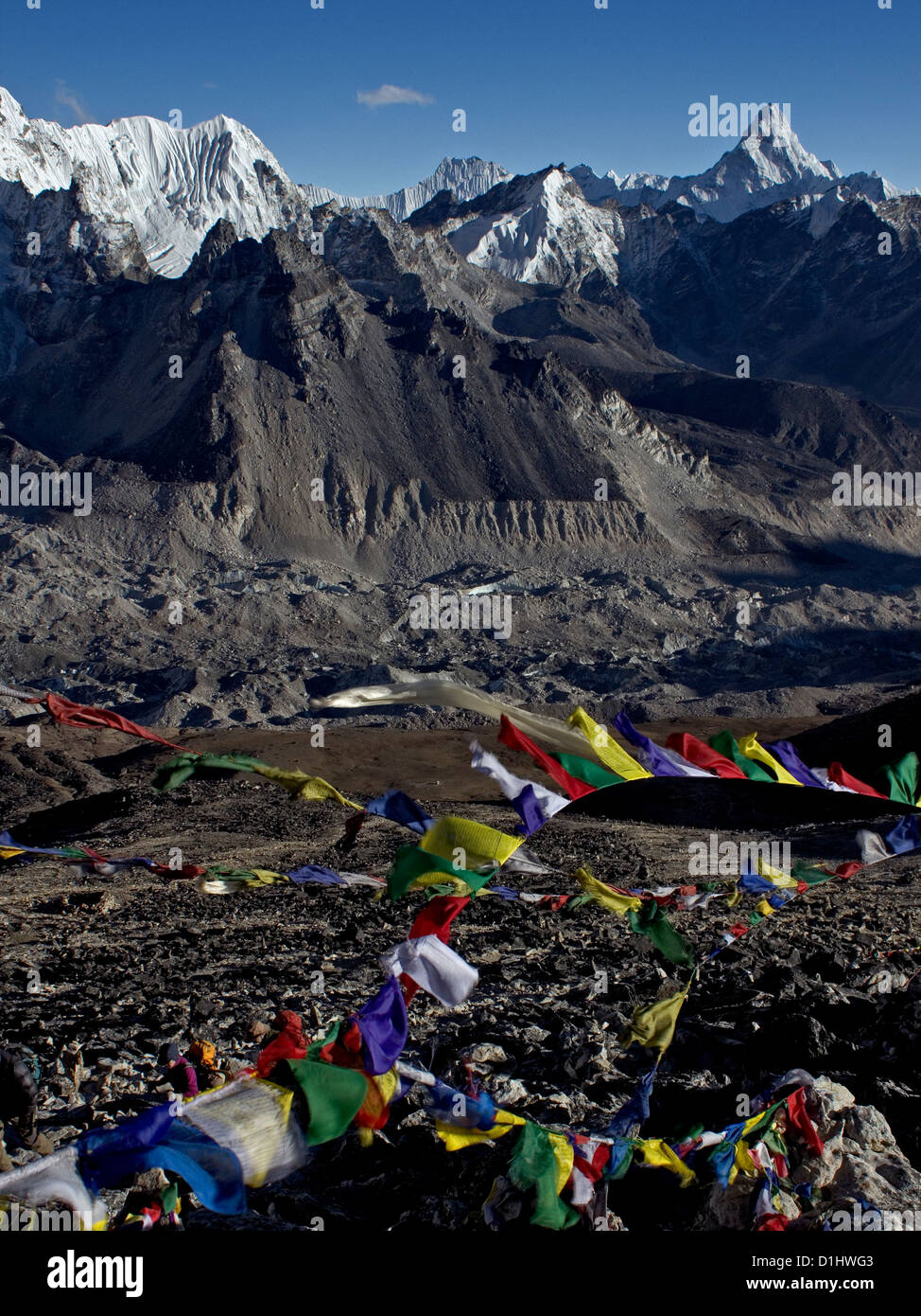 Les drapeaux de prières sur le Kala Pattar, vallée du Khumbu, Népal Banque D'Images