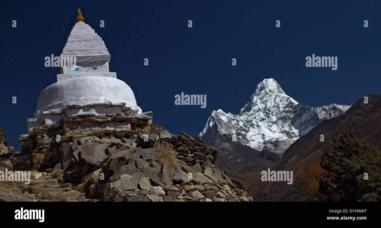 Vue sur la montagne et chorten Ama Dablam, vallée du Khumbu, Népal Banque D'Images