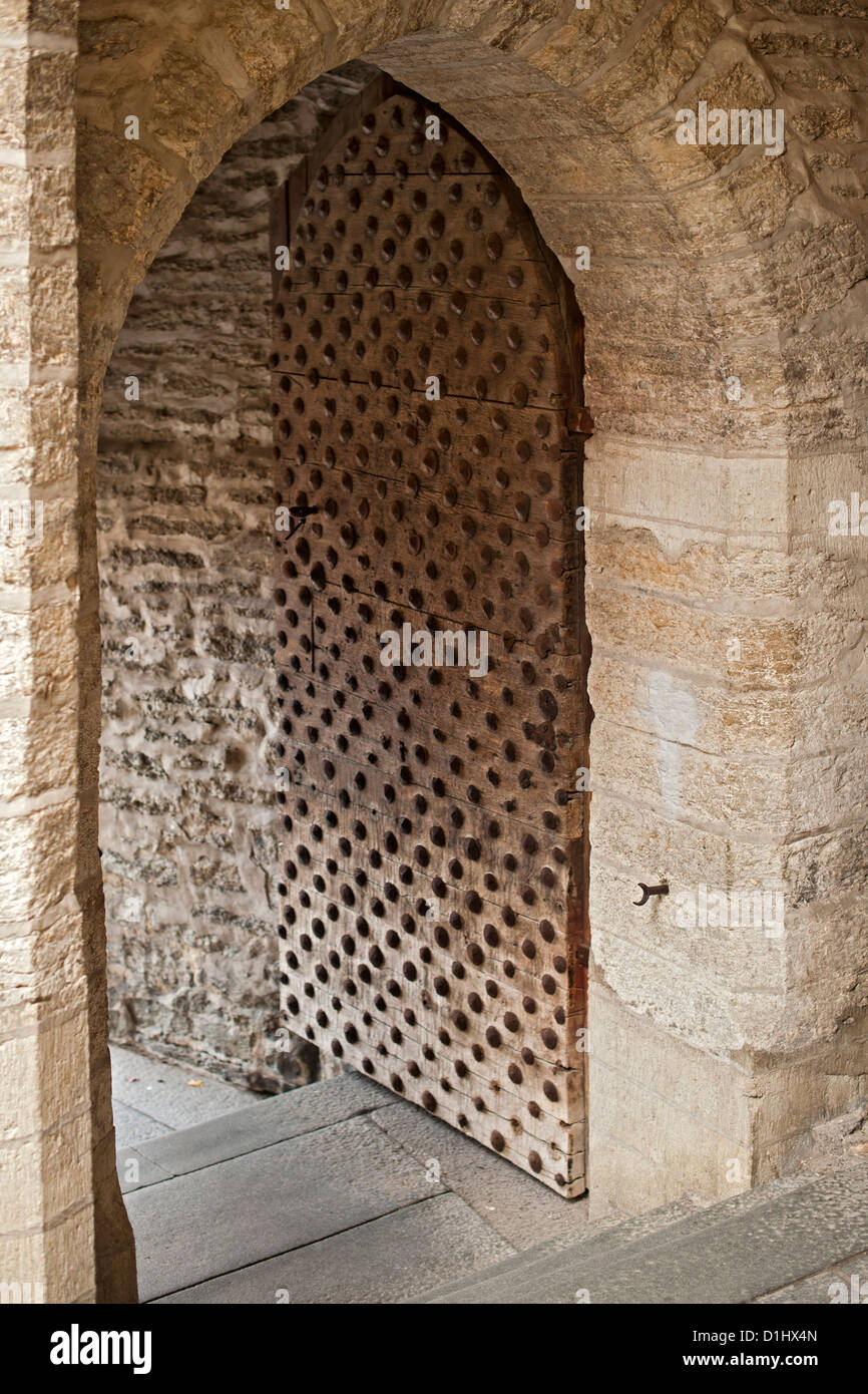 Vieille porte dans la vieille ville de Tallinn, capitale de l'Estonie. Banque D'Images