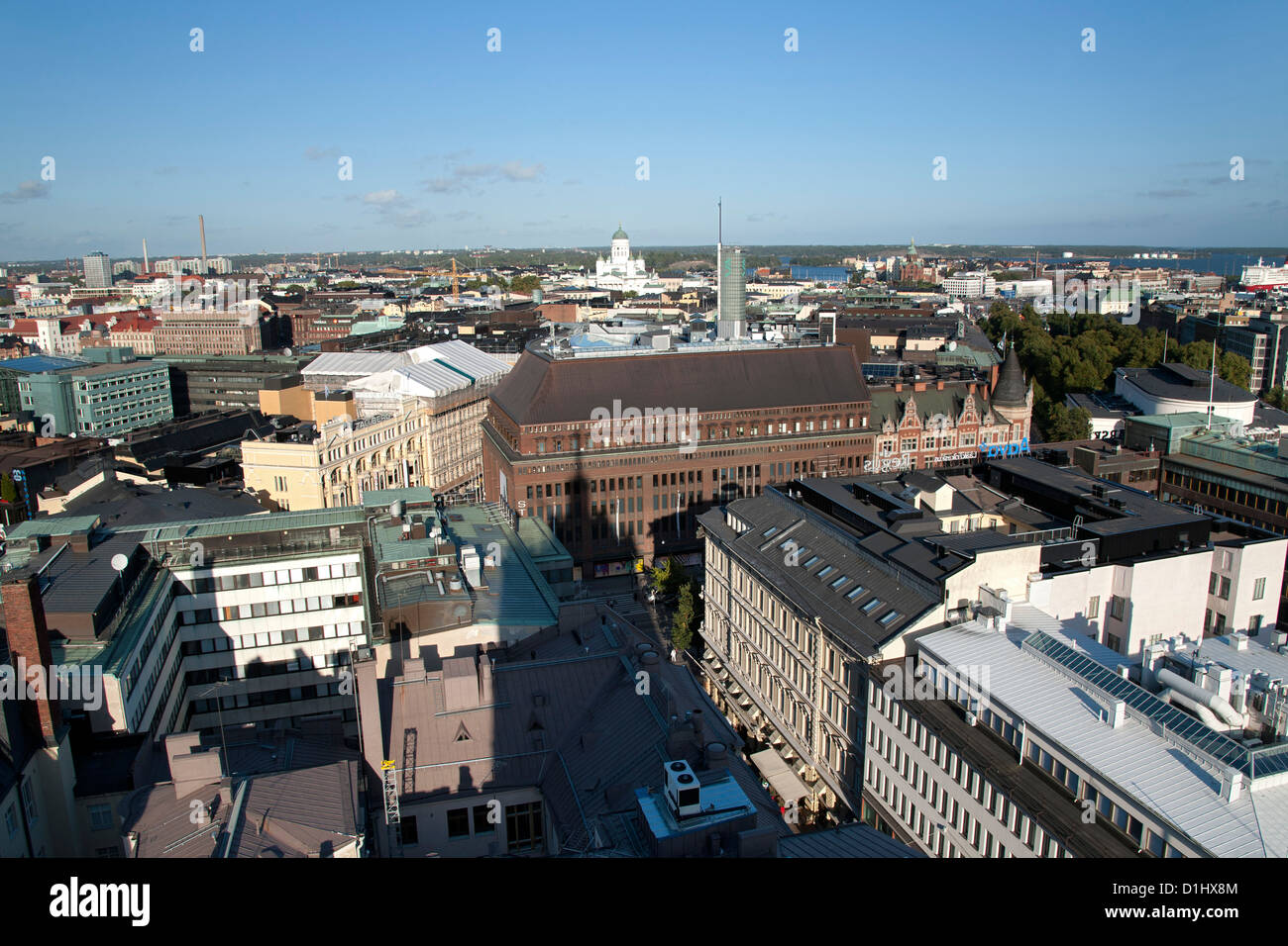 Vue vers l'est sur les toits d'Helsinki, la capitale de la Finlande. Prise depuis le sommet de l'hôtel Torni. Banque D'Images