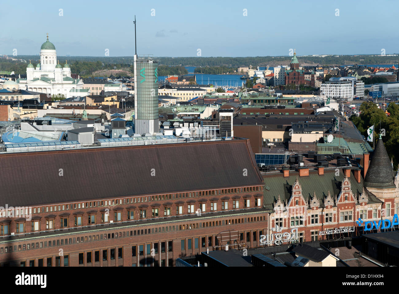 Vue vers l'est sur les toits d'Helsinki, la capitale de la Finlande. Prise depuis le sommet de l'hôtel Torni. Banque D'Images