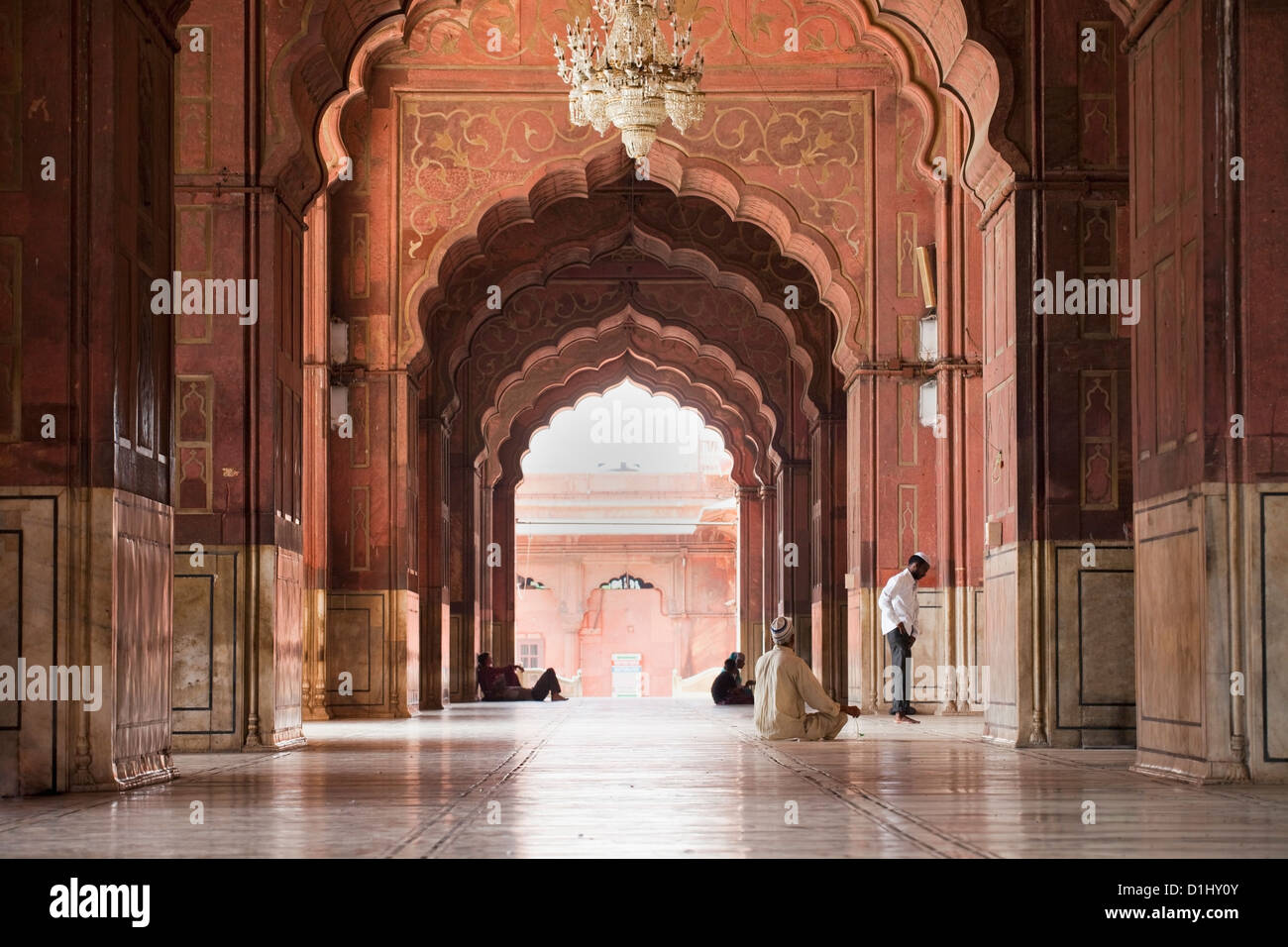 Les gens de prier dans la mosquée Jama Masjid, Delhi, Inde Banque D'Images