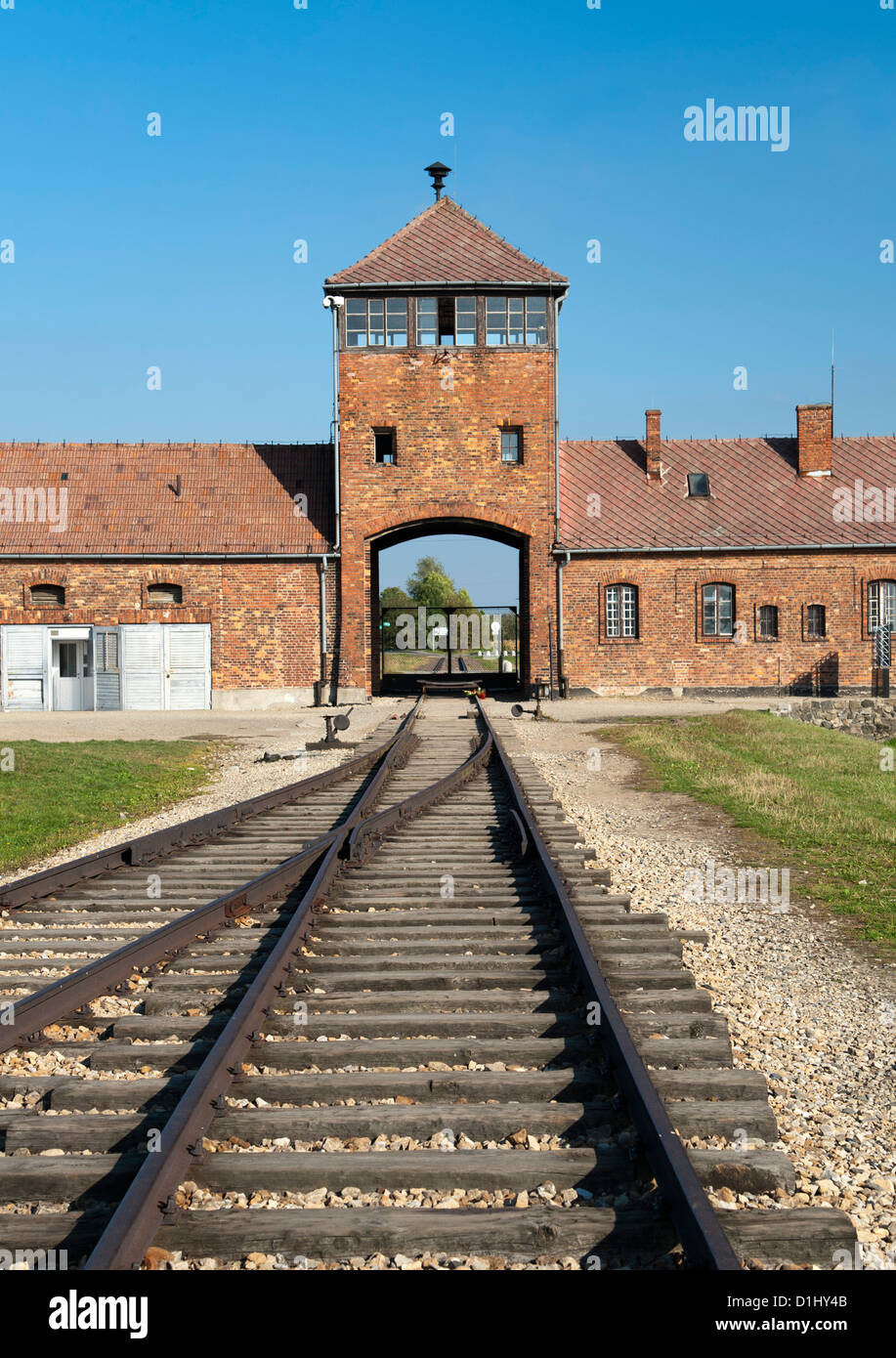 Bâtiment d'accès et la ligne de chemin de fer de l'ex d'Auschwitz II-Birkenau camp de concentration en Pologne du sud. Banque D'Images