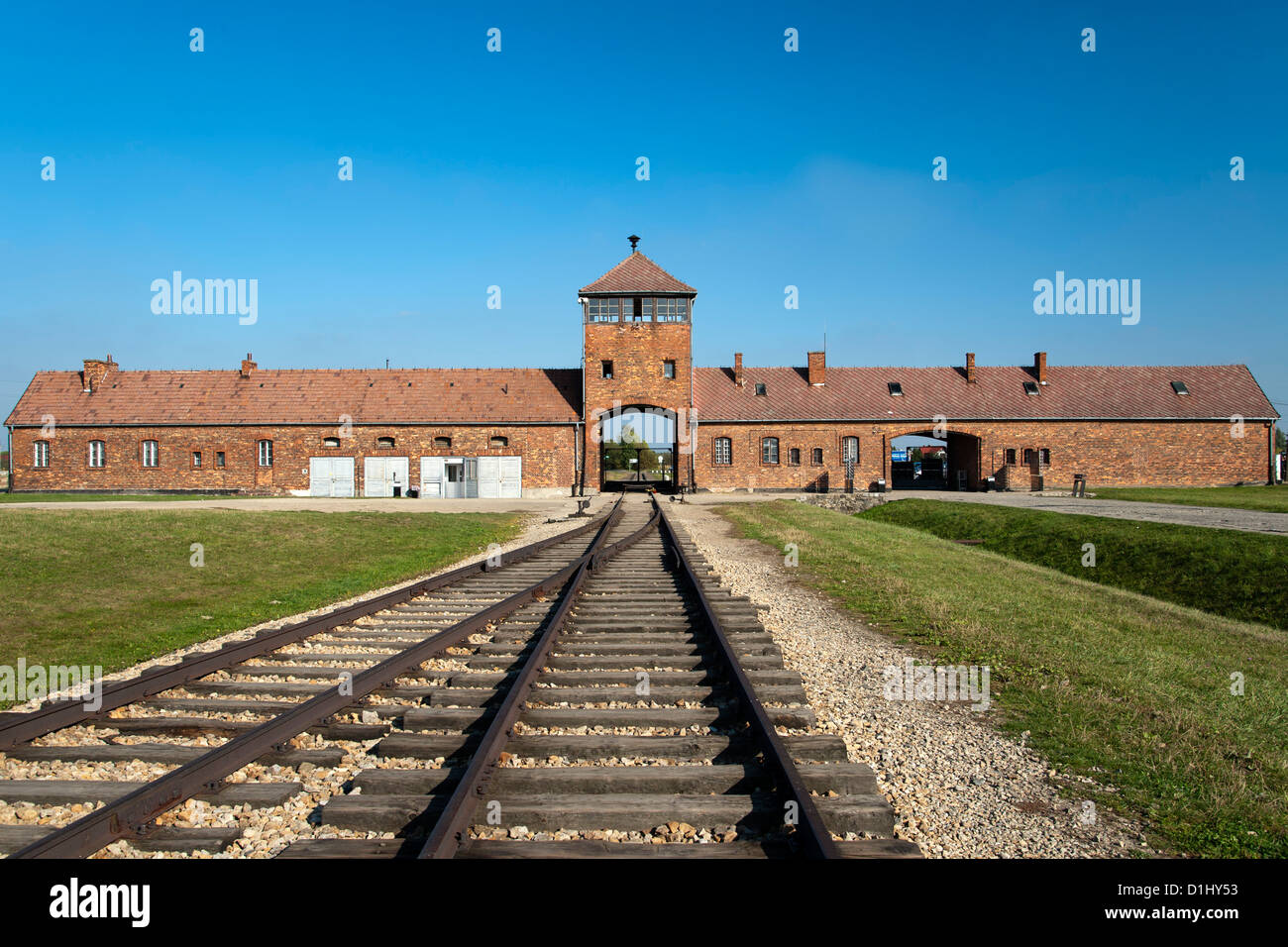 Bâtiment d'accès et la ligne de chemin de fer de l'ex d'Auschwitz II-Birkenau camp de concentration en Pologne du sud. Banque D'Images