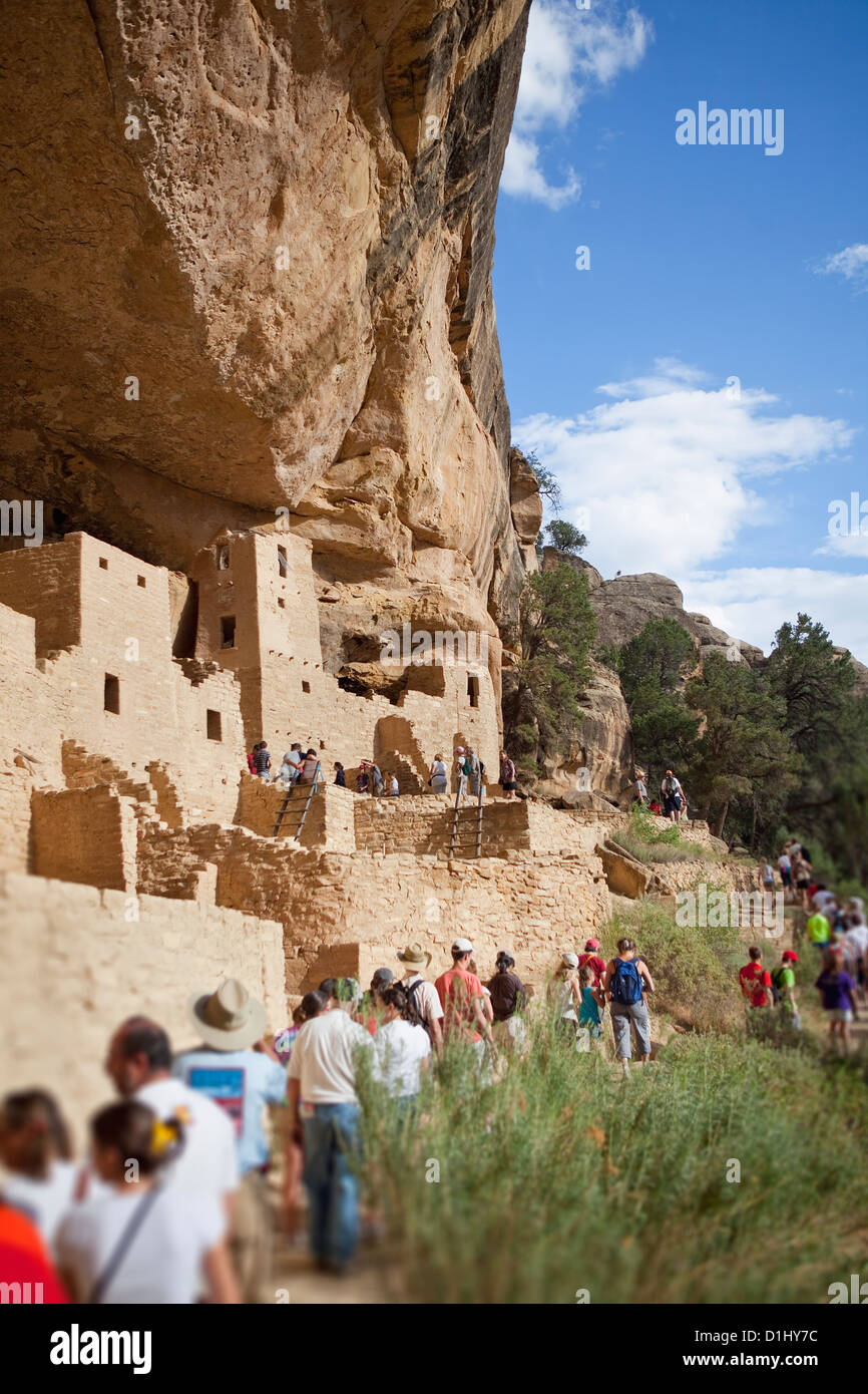 Les touristes visiter Falaise Cliff dwellings Palace dans le Parc National de Mesa Verde, Colorado Banque D'Images