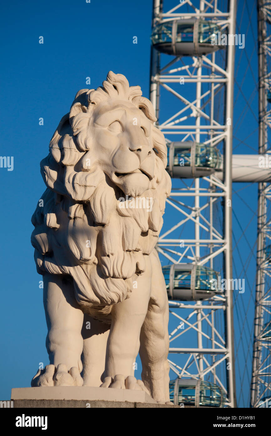 La Banque du Sud Lion sculpture sur pierre avec grande roue London Eye Millennium en arrière-plan London England UK Banque D'Images