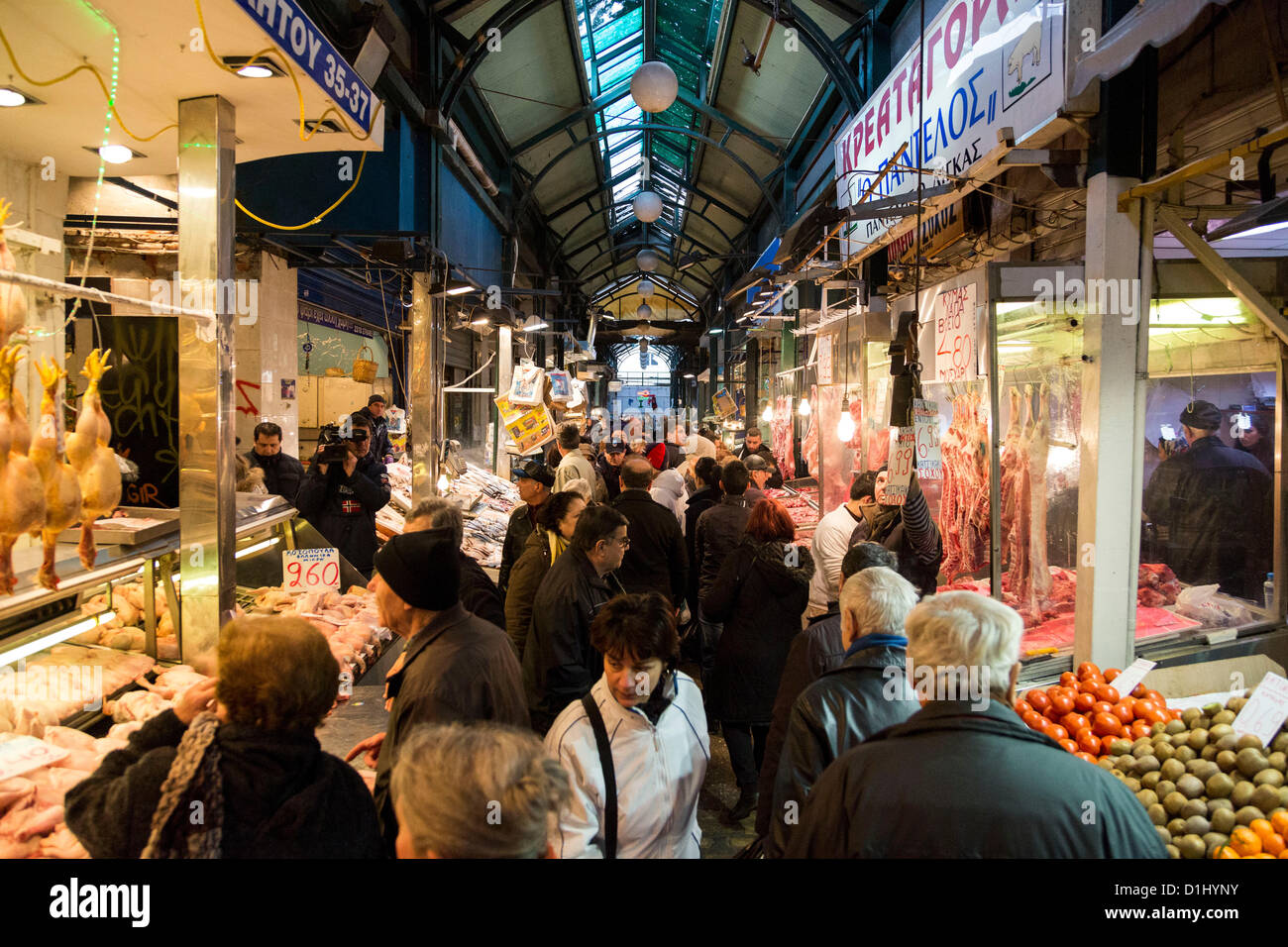 Thessalonique, Grèce. Le 23 décembre 2012. Instantané à partir de Kapani marché. Les consommateurs sont plus économes et achetez uniquement ce qui est nécessaire en raison de la crise économique en Grèce. Les foules ont inondé le marché de Thessalonique, le dernier dimanche avant Noël. Les achats de sociétés étaient limitées que leur pouvoir d'achat a considérablement réduit en raison de mesures d'austérité. Ils achètent des articles de base pour le repas de Noël. Banque D'Images