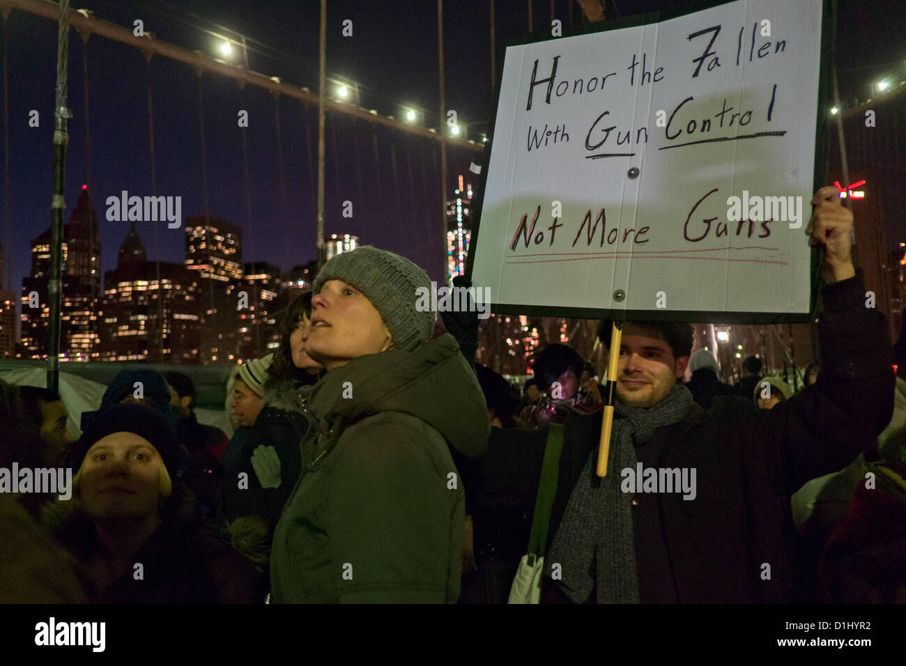 Décembre 23, 2012, New York, NY, US. Un homme est titulaire d'un signe à lire 'honorent avec le contrôle des armes à feu non plus d'armes à feu' au cours de rallye sur le pont de Brooklyn, neuf jours après la fusillade à Sandy Hook Elemetary School dans la ville voisine de Newtown, Connecticut Banque D'Images