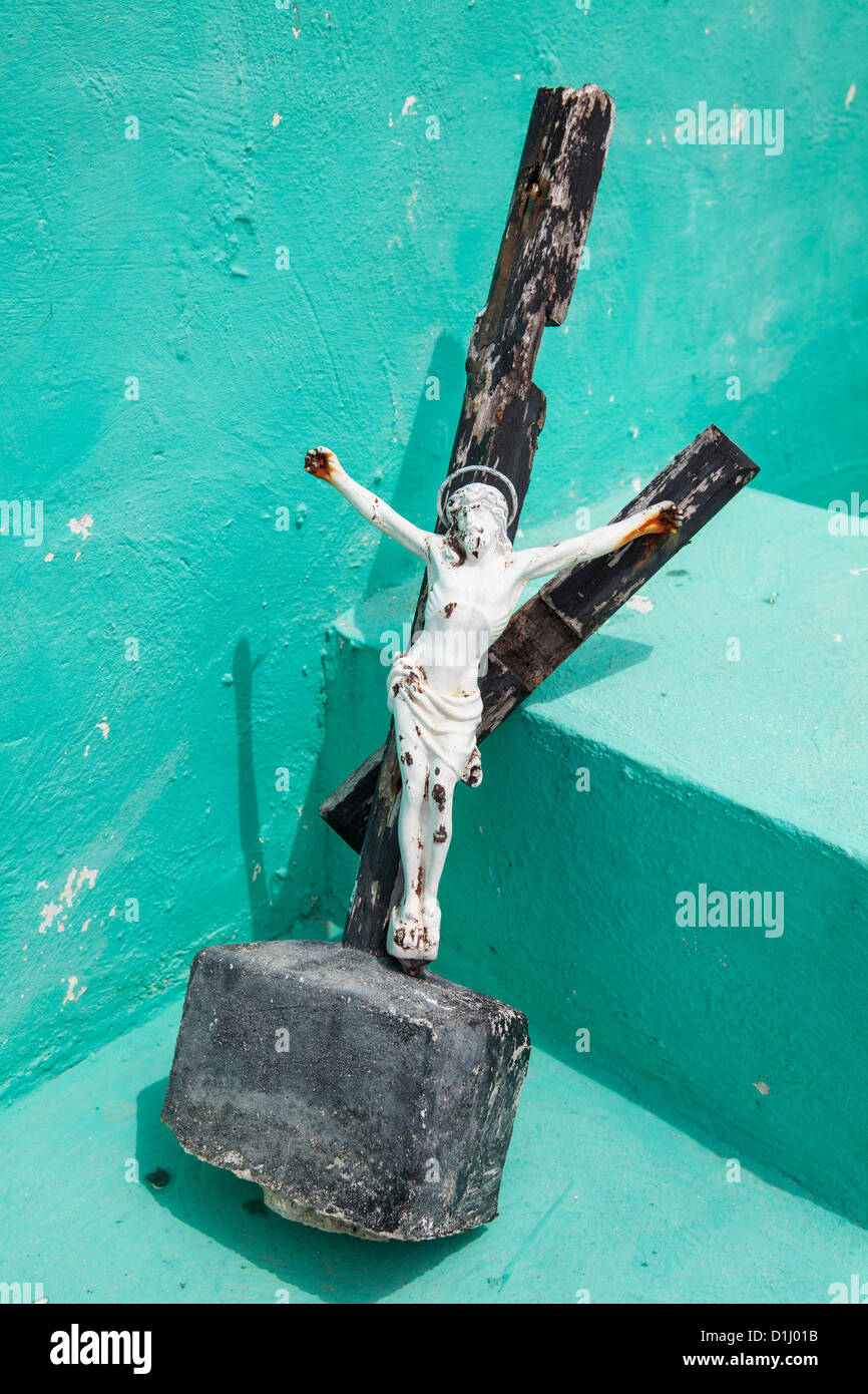 Crucifix dans cimetière mexicain, Isla Mujeres, péninsule du Yucatan, Quintana Roo, Mexique Banque D'Images