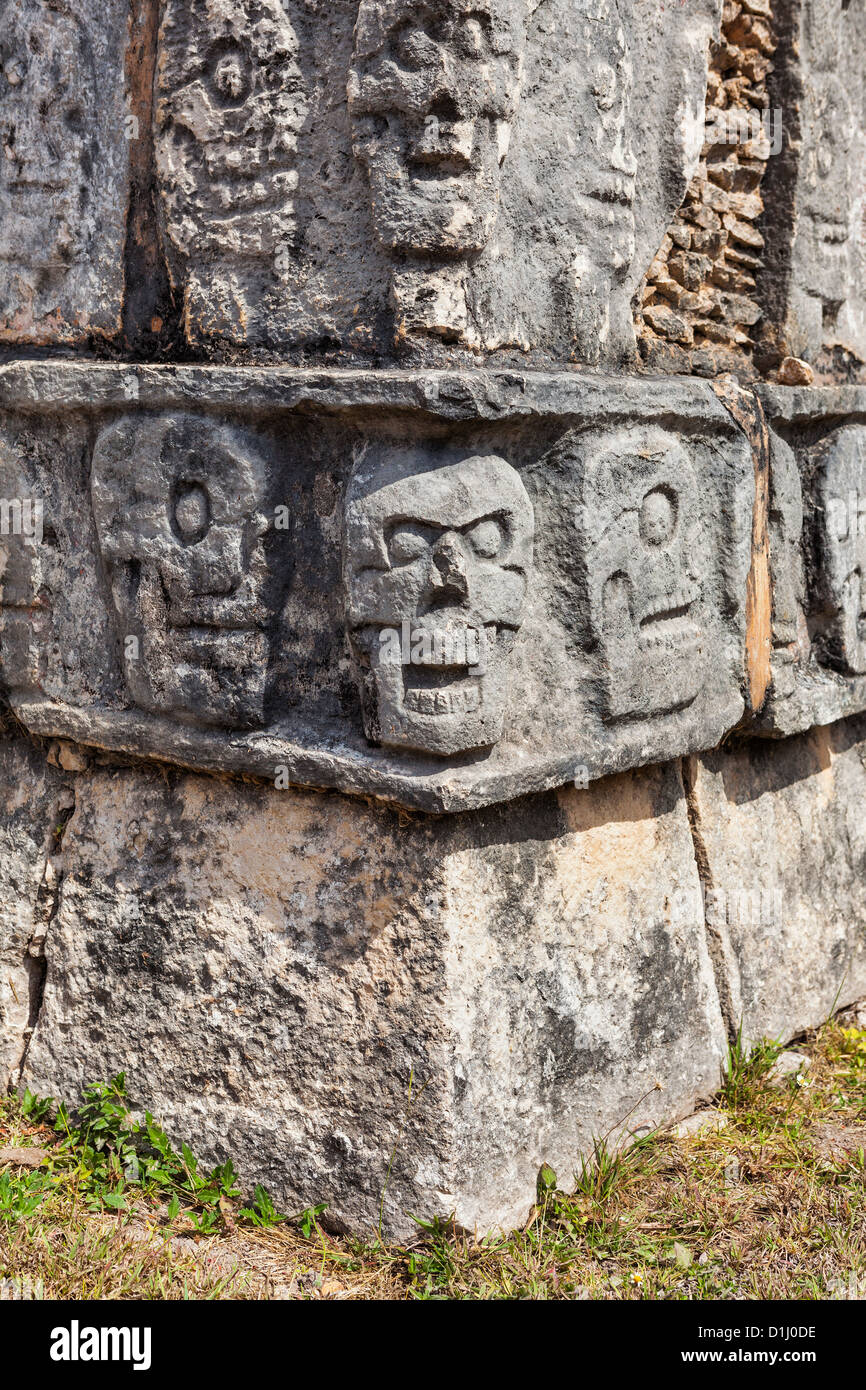 Tzompantli, Temple de crânes, plate-forme de sculptures de crânes à Chichen Itza, péninsule du Yucatan, Quintana Roo, Mexique Banque D'Images