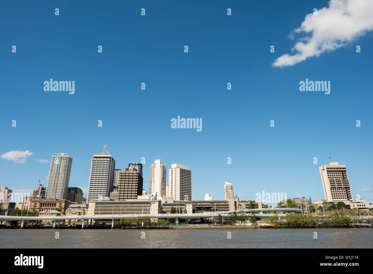 BRISBANE, AUSTRALIE - Brisbane City skyline de partout dans la rivière Brisbane à Rive Sud, sur une claire journée d'été ensoleillée. Banque D'Images