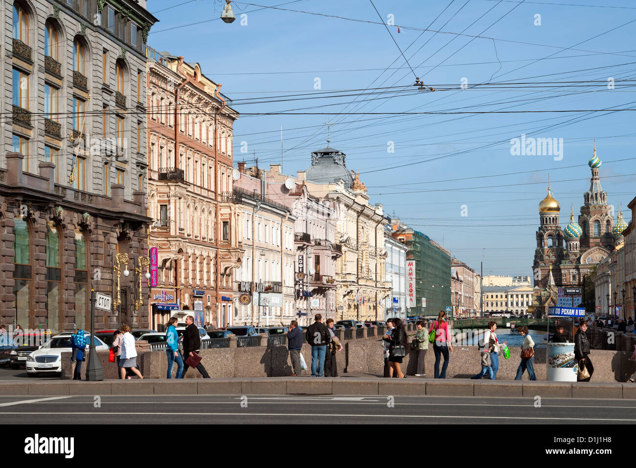 Les piétons qui traversent le pont Kazansky sur Nevsky Avenue à Saint Pétersbourg, Russie. Banque D'Images