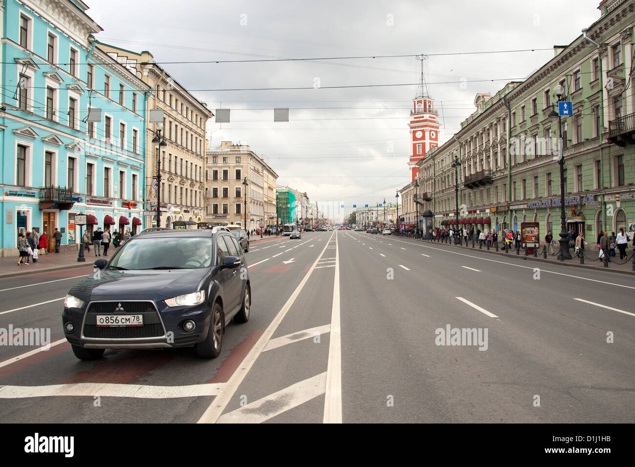 Avis sur Nevsky Prospekt, l'avenue principale de Saint Pétersbourg, Russie. Banque D'Images