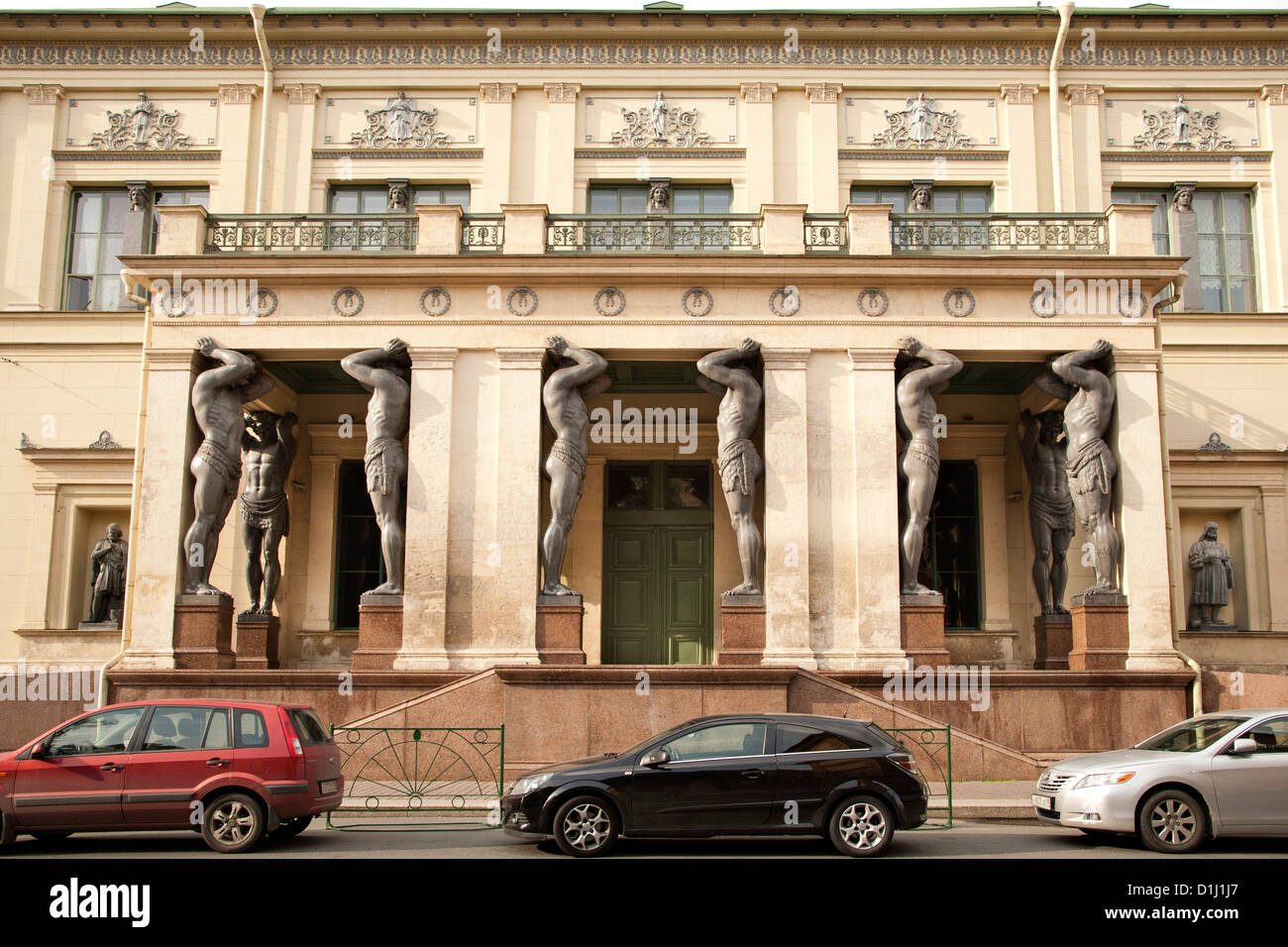 Les Atlantes des statues dans le portique du nouveau bâtiment de l'Ermitage à Saint-Pétersbourg, en Russie. Banque D'Images